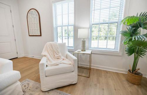 Seabreeze Haven 6 - Steps to Beach, Pet-Friendly, Pool, Fast WiFi - Photo 16