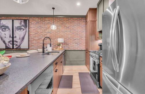 New 2 Luxe Townhomes with Rooftops Sleeps 24 - Foto 53