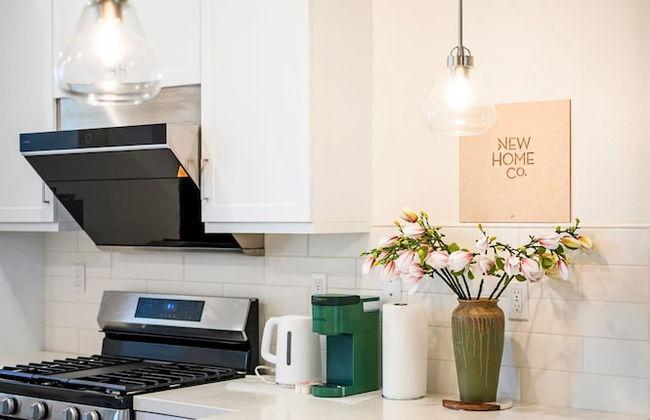 Chic Modern Retreat With Stunning Views - Photo 30