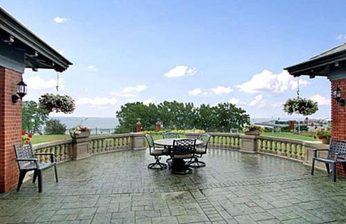 Amazing Villa Rental near Lake Michigan for Family or Group Glamping Vacations in Sheboygan, Wisconsin - Photo 7