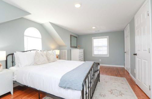 Sojourn Spacious Family Retreat with Fenced Backyard - Foto 25