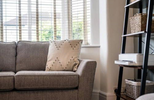 Pass The Keys Picture Perfect Haven in Didsbury Village - Free Parking & EV Station - Photo 5