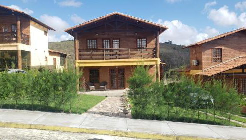 Casa de Campo Novo gravatá em condomínio, lazer completo com piscina compartilhada, churraqueira e forno a lenha privado e uma vista espetacular e com aquele friozinho - Foto 2