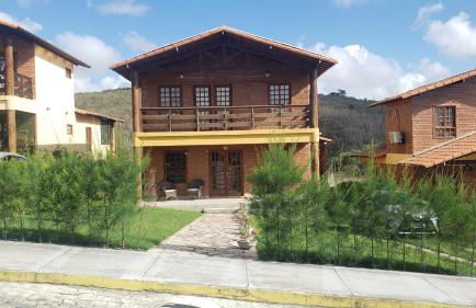 Casa de Campo Novo gravatá em condomínio, lazer completo com piscina compartilhada, churraqueira e forno a lenha privado e uma vista espetacular e com aquele friozinho - Foto 2