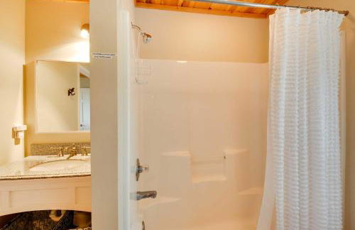 Spacious Georgia Escape with Fireplace, Deck and Grill - Foto 20