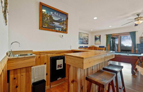4BR Cabin with Ski Resort, Mtn Views & Hot Tub - Foto 88