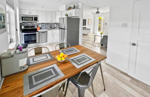 Stylish Tropical Key West Home - Private Yard, Free Parking & Laundry - Foto 7