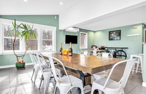 Maine Pondfront Home Sleeps 22 - Pool & Hot Tub - Photo 10