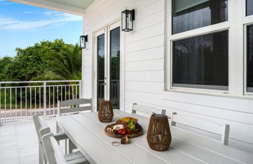 Oceanfront Oasis BBQ Patio, Free Dock, Pool and Secret Speakeasy - Foto 24