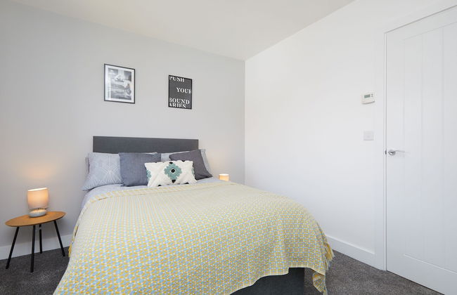 3 Bedroom Large House - Train Station - Photo 11