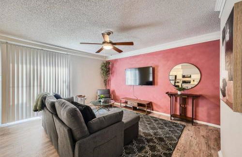 Chic 2B Getaway - 10min to DTWN - W/D, Pool, Prkg - Foto 8