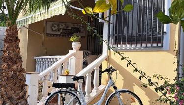 Paraíso Familiar en Marisol Park Bungalow con Piscina, Tenis y Parking - Foto 1