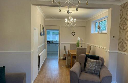 Charming 3-Bed Home Comfortable Stay in Coalville - Photo 3