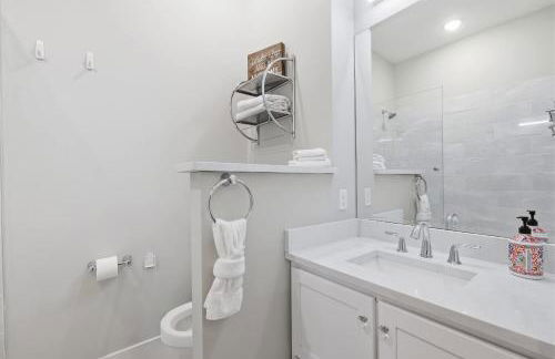 Charming Home in the Highlands W Private Backyard - Foto 23