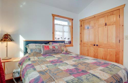 Lakefront Tomahawk Getaway with Deck and 2 Fireplaces! - Foto 16