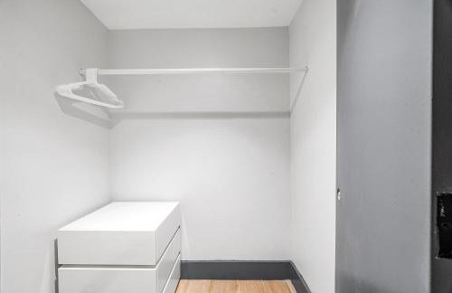 luxury 2 bed 2 bath apt with free parking - Foto 16