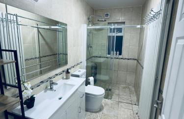 Near Station - Spacious 4-Bed Home with Parking - Foto 12