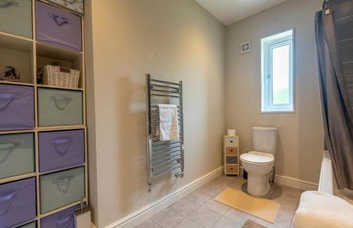 Charming Modern Retreat with Private Garden - Pass the Keys - Foto 30