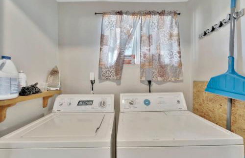 Family & Pet Friendly Getaway with Porch Fire Pit & Yard - Foto 22