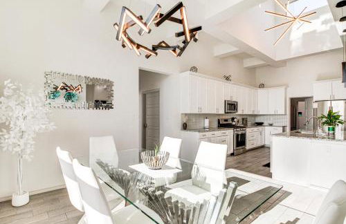 Poolside and Hot Tub Lounging Luxe Rio Rancho Home - Foto 7