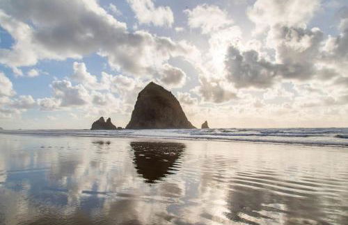 Cannon beach vibes, steps to the beach,WIFI,3 full bedroom en suites with 3 fireplaces,Near Downtown - Photo 1