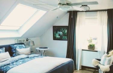 Quarterdeck61 - Photo 1