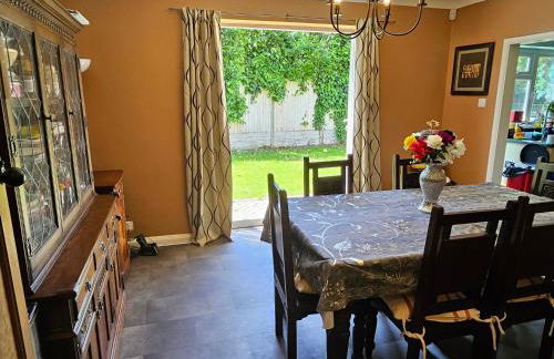 Stunning 4 bed house with huge garden and parking - Foto 14