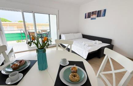 109 - Beachside Renovated 1BR apt 5 min from Beach - Photo 9