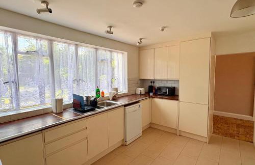 6-Beds, Private Road, Beautiful Garden - Foto 9