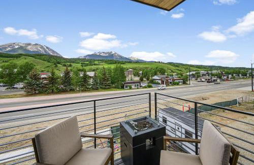 4-Season Modern Mountain Penthouse with Private Hot Tub & Scenic Views - Foto 49