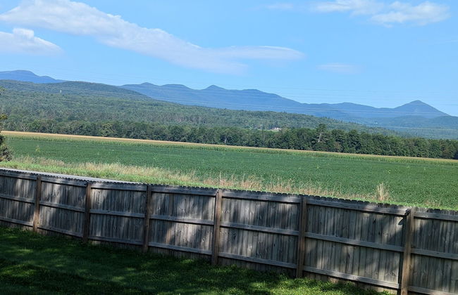Stowe Retreat Mountain Views & Fenced Backyard by RedAwning - Foto 29
