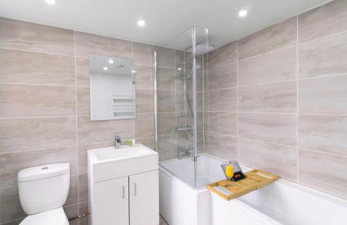 Open Mind Property - 6 Luxury Bedrooms with Free Parking - Photo 30