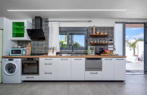 Antonakis Villa Secret Pool & Hot Tub Hideaway - Photo 26