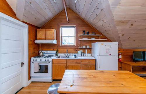 Bright and Cozy Treehouse Apartment - Photo 7