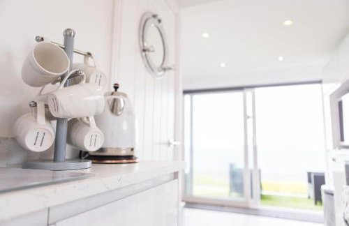 Bovisand Beach Area Chalet, 2-Bed Sea View with Gated Parking & BBQ - Photo 28