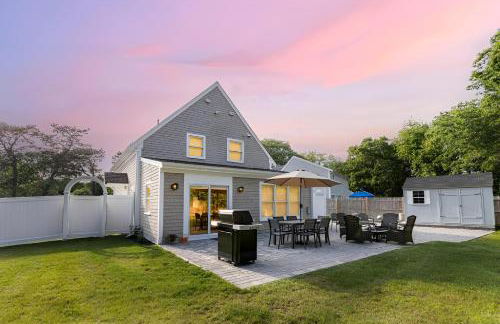 Renovated & Sophisticated Home Near Beach & Shops! - Photo 60