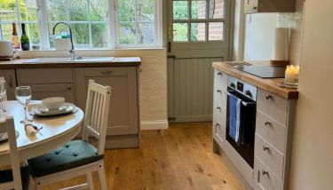 'BRAMLEY FALL COTTAGE' NEW AVAILABILITY - Attached Cottage,3 Bedrooms-1 on ground level, SLEEPS 6-2 Bathrooms, Wittering and Chichester easy drive, Child friendly,Small Breed Dog Friendly 2 max, Parking-EV Point - Foto 3