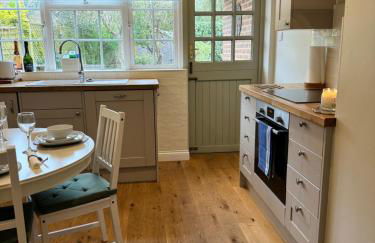 'BRAMLEY FALL COTTAGE' NEW AVAILABILITY - Attached Cottage,3 Bedrooms-1 on ground level, SLEEPS 6-2 Bathrooms, Wittering and Chichester easy drive, Child friendly,Small Breed Dog Friendly 2 max, Parking-EV Point - Foto 3