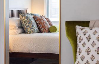 Chic Home with Large Private Yard! Hot Tub, Close To Downtown - Foto 9