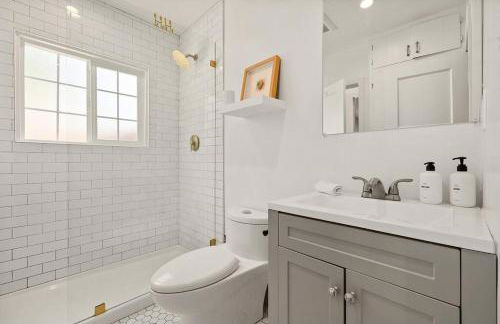 1970s Style Cozy Home with Fireplace Yard and Hot Tub - Foto 16