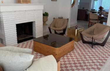 Mid-Century with Outdoor Oasis - Foto 1