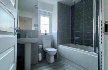 Beautiful 4-Bedroom House with Private Garden & Parking - Foto 13