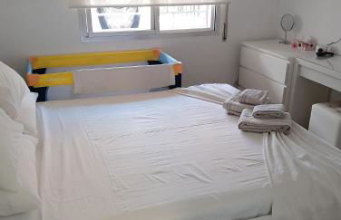 Near beaches large private patio, aircon & community pool - Foto 12