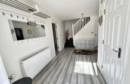 Spacious 3-Bed Home with Garden, Private Parking, Smart Tv's, Fast Wi-Fi - Foto 38