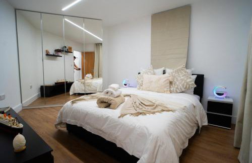 Modern 3 Bedroom House with Garden and Free Parking Long Stay Friendly - Foto 14