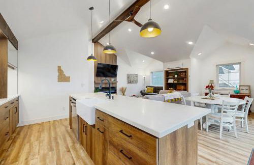 Home with Farmstyle Loft and Views, Mins to Dtwn - Foto 17