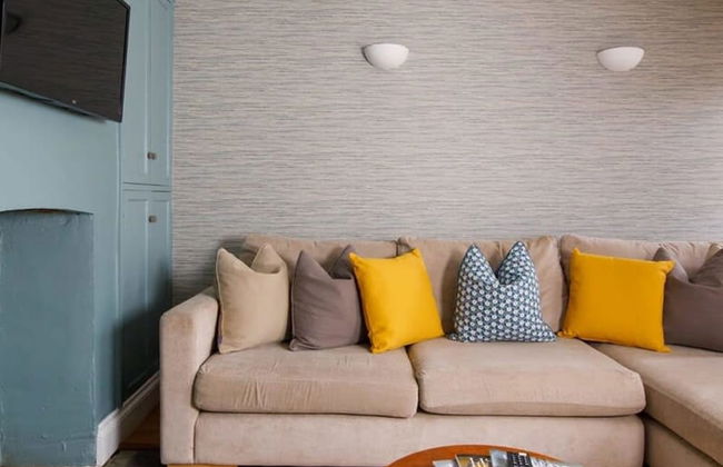 Charming 3bd Townhouse Right in the City Centre - Photo 2