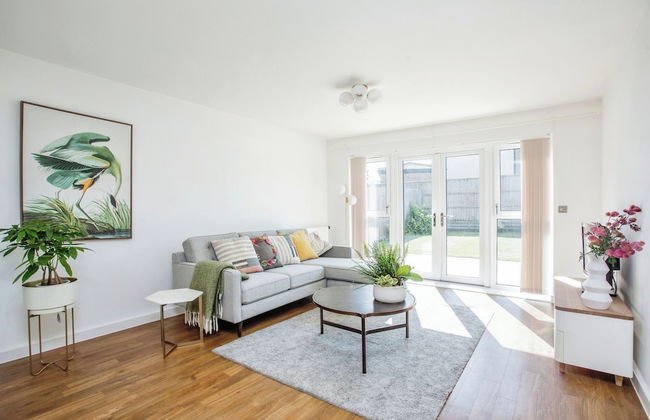 Luxurious 4 BH Home Near Willen Lake Ideal for Families & Business Stays! - Photo 4