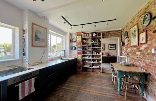 Eclectic Barn - Pergola & Dog-Friendly Garden - Photo 17