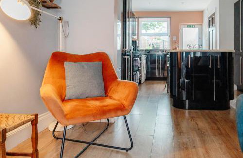 Charming Victorian Terrace near City with Free Parking - Foto 16